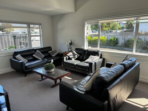 Smart TV - 5-Bedroom Central Auckland Retreat (Auckland)