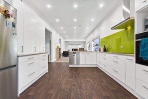 Fridge, microwave, oven, stovetop - 5-Bedroom Central Auckland Retreat (Auckland)