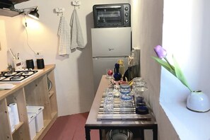 Frigorífico, microondas, horno y placa de cocina