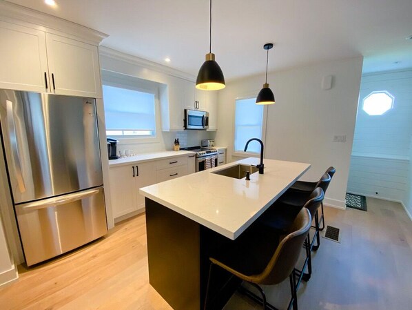 Réfrigérateur, micro-ondes, four, plaque de cuisson