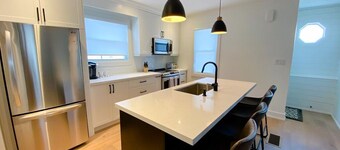 Chateau Vino - newly renovated home in the heart of NOTL wine country!