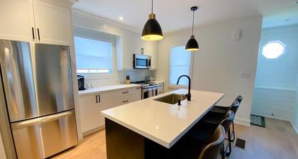 Chateau Vino - newly renovated home in the heart of NOTL wine country!