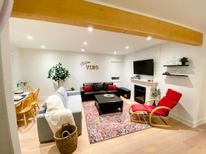 Smart TV, table football - Chateau Vino - newly renovated home in the heart of NOTL wine country! (Niagara-on-the-Lake)