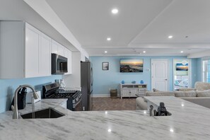 Refrigerador, microondas, horno y parrilla de estufa 