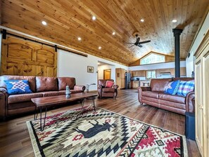 Télévision, cheminée, espaces bureaux