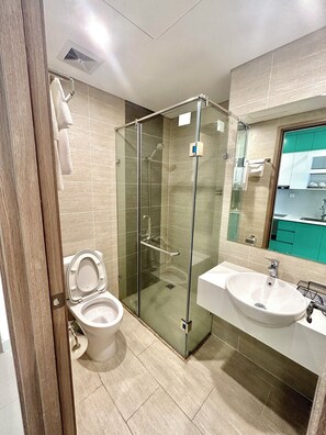 Departamento Deluxe, vista a la ciudad | Baño | Regadera, regadera con hidromasaje, amenidades de baño gratuitas 