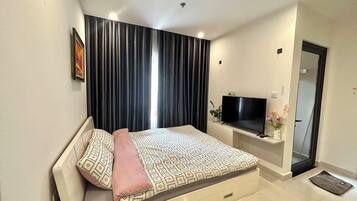 1 bedroom, desk, laptop workspace, free WiFi