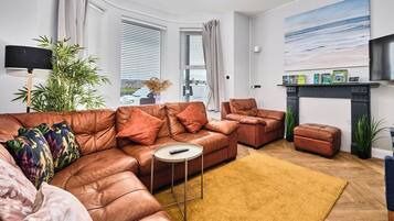 Smart TV, books, stereo