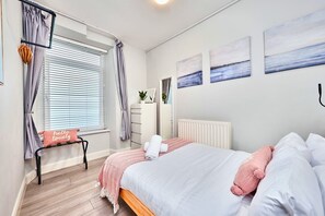 2 chambres, fer et planche à repasser, Wi-Fi, draps fournis