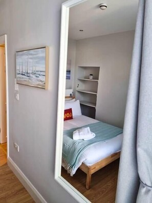 1 bedroom, desk, iron/ironing board, travel crib - Charming Portrush Harbour Apartment (Portrush)