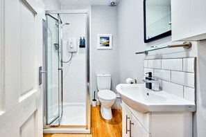 Hair dryer, towels - Charming Portrush Harbour Apartment (Portrush)
