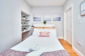 1 soverom, skrivebord, strykejern/-brett og reiseseng for barn