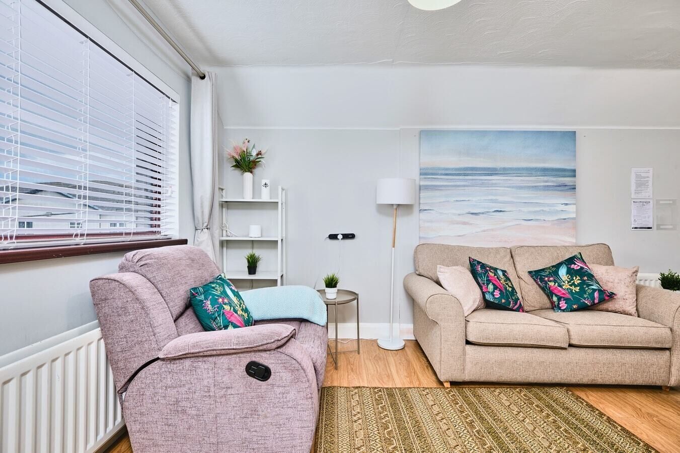 Smart-tv, böcker och en stereo