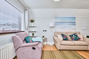 TV connectée, livres, chaîne hi-fi