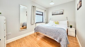 1 soverom, skrivebord, strykejern/-brett og reiseseng for barn