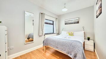 1 chambre, bureau, fer et planche Ă  repasser, lit parapluie