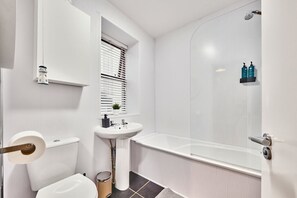 Hair dryer, towels - Family Seaside Apt with Bunk Room (Portrush)