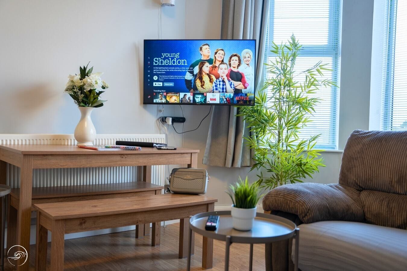 Smart-tv, böcker och en stereo