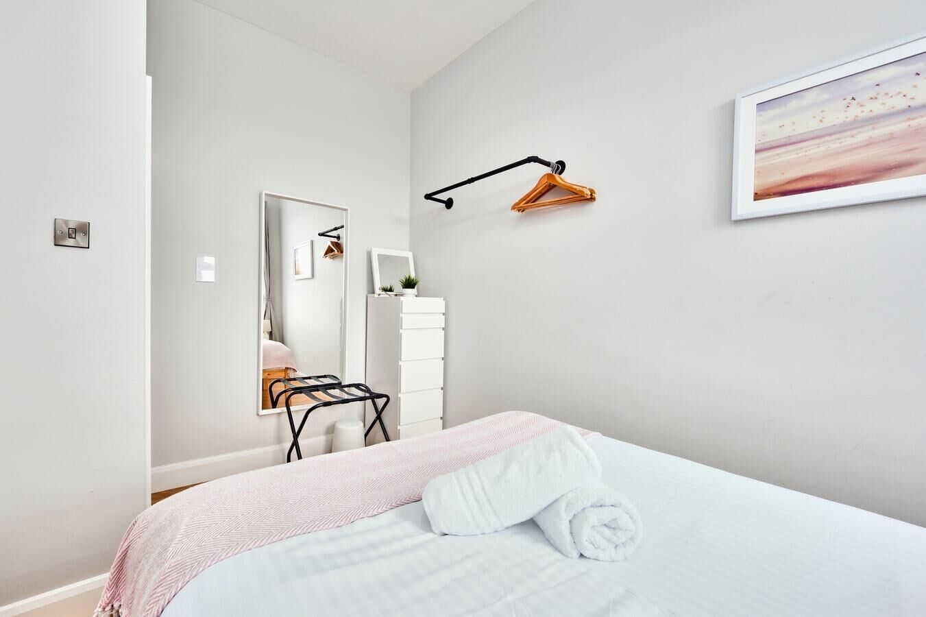 2 habitaciones, escritorio y tabla de planchar con plancha 