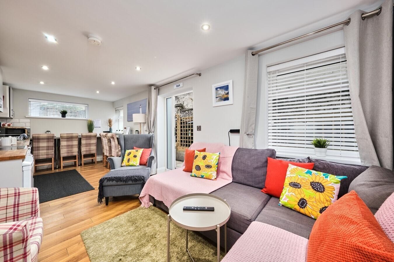 Smart-TV, bøker og stereoanlegg