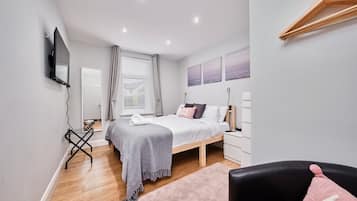 3 bedrooms, desk, iron/ironing board, free WiFi