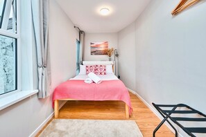 1 quarto, escrivaninha, ferros/tábuas de passar roupa, berço de viagem