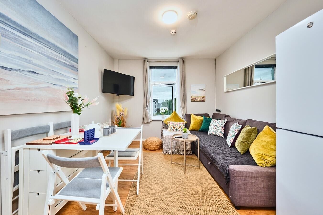 Smart-TV, bøker og stereoanlegg