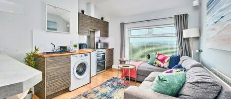 Smart TV, libros, estéreo