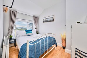 2 habitaciones, tabla de planchar con plancha y cuna de viaje 