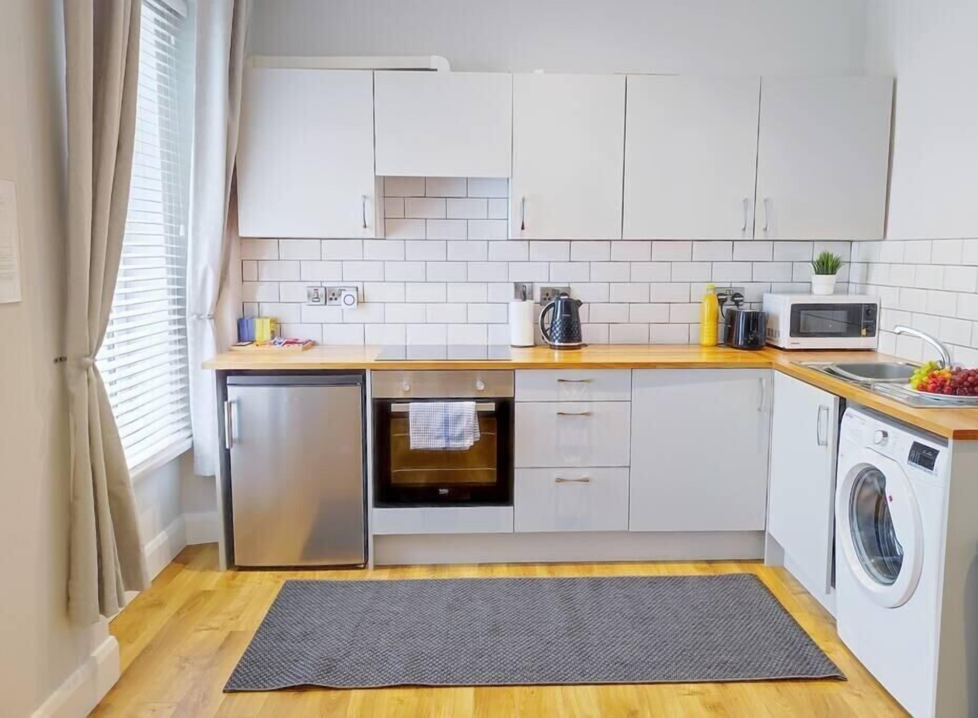 Kylskåp, mikrovågsugn, ugn och spishäll