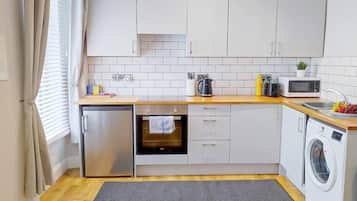 Kylskåp, mikrovågsugn, ugn och spishäll