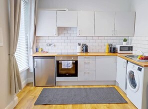 Réfrigérateur, four à micro-ondes, un four, surface de cuisson