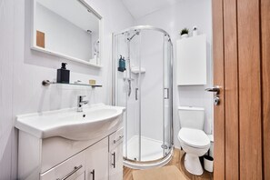Hair dryer, towels - Chic Apt in the Heart of Portrush (Portrush)