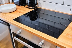 Fridge, microwave, oven, stovetop - Princess Green 2~ Chic Stay with Harbour and Dining (Portrush)