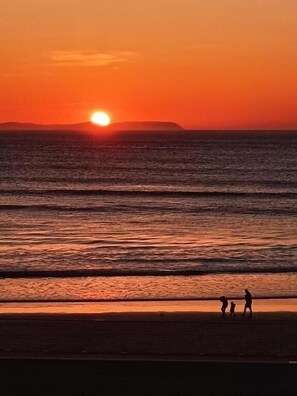 On the beach - Central Apt with Terrace Steps to Beach (Portrush)
