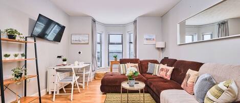 Smart TV, libros, estéreo