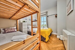 1 室のベッドルーム、デスク、アイロン / アイロン台、WiFi (無料)