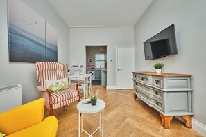 Smart TV, books - Bright Apt Steps From the Beach (Portrush)