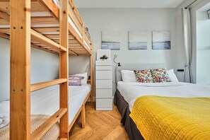 1 bedroom, desk, iron/ironing board, travel cot - Bright Apt Steps From the Beach (Portrush)