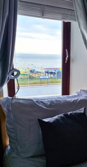 1 quarto, ferros/tábuas de passar roupa, berço de viagem