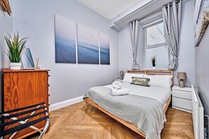 1 dormitorio, escritorio, tabla de planchar con plancha y cuna de viaje