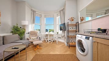Smart TV, books, stereo
