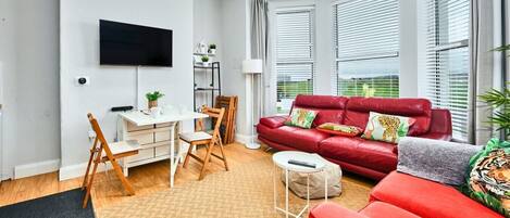 Smart-TV, bøker og stereoanlegg