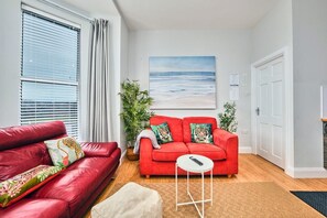 Smart TV, books - Victorian Apartment Steps to Beach (Portrush)