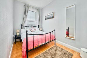 2 bedrooms, desk, iron/ironing board, travel crib - Victorian Apartment Steps to Beach (Portrush)