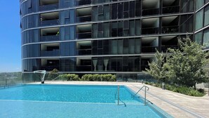 Um edifício moderno com área de piscina.