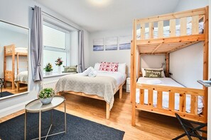 1 habitación, tabla de planchar con plancha, cuna de viaje y wifi 