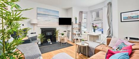 Smart-TV, bøker og stereoanlegg