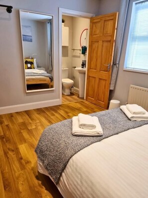 2 Schlafzimmer, Schreibtisch, Bügeleisen/Bügelbrett, Reisekinderbett