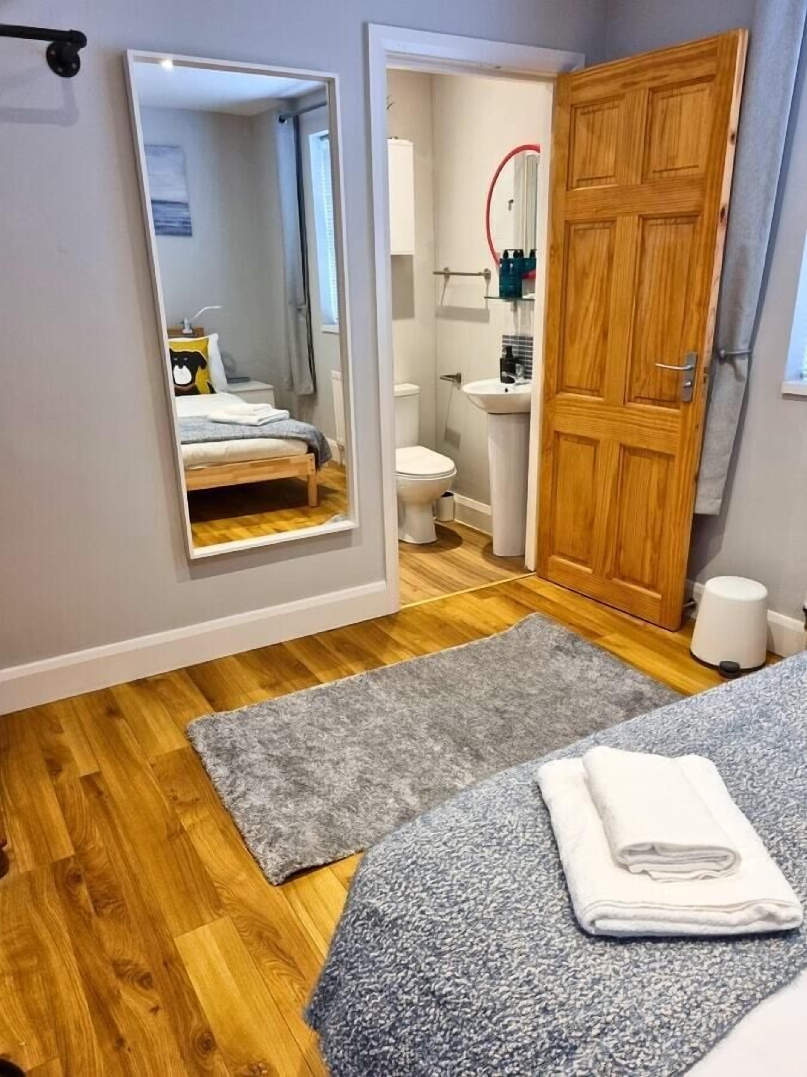 2 bedrooms, desk, iron/ironing board, travel crib